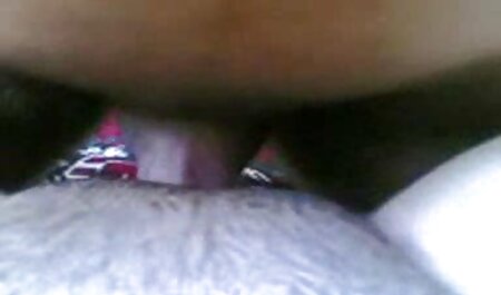 Các vũ công làm cho một video sex nhât ban số di chuyển qua lại trên sàn nhảy.
