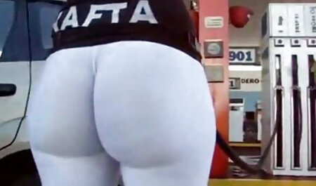 Nữ với mái tóc ngắn và trẻ nghiệp video x nhat ban dư với ngón tay